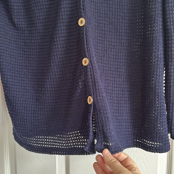 Bibi open work top with vneck and long sleeves. Button are fixed - Picture 4 of 11